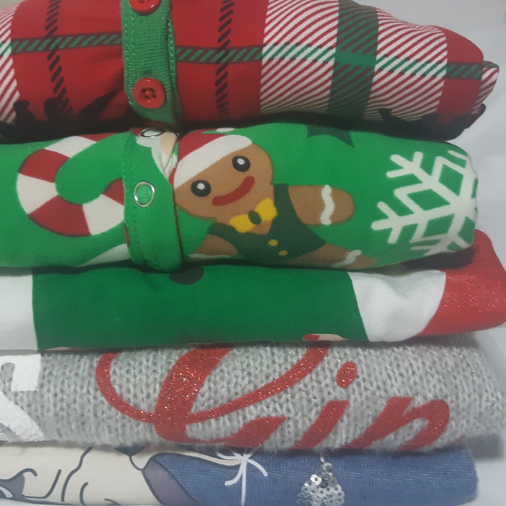 5Women's Festive Holiday Bundle - All Fit As Size Med. 3 Pj Gowns And 2 Sweaters